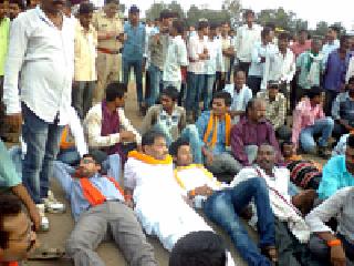 Stop the path of Shiv Sena in the Sahara | सिहोऱ्यात शिवसेनेचा रास्ता रोको Stop the path of Shiv Sena in the Sahara | सिहोऱ्यात शिवसेनेचा रास्ता रोको