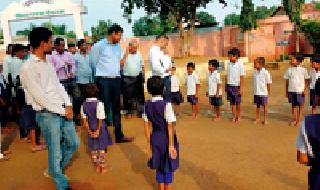 District collector took classes 'class' | जिल्हाधिकाऱ्यांनी घेतला विद्यार्थ्यांचा ‘क्लास’