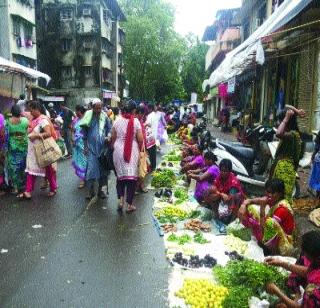 Hawkers again on the streets | फेरीवाले सातनंतर पुन्हा रस्त्यांवर Hawkers again on the streets | फेरीवाले सातनंतर पुन्हा रस्त्यांवर