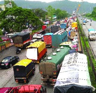 On the Sion-Panvel road, traffic congested | सायन-पनवेल मार्गावर वाहतूक कोंडी कायम On the Sion-Panvel road, traffic congested | सायन-पनवेल मार्गावर वाहतूक कोंडी कायम