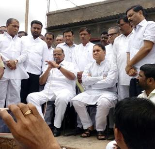 Sharad Pawar took a trip to the family of Kopardi | शरद पवारांनी घेतली कोपर्डीतील पीडित कुटुंबाची भेट Sharad Pawar took a trip to the family of Kopardi | शरद पवारांनी घेतली कोपर्डीतील पीडित कुटुंबाची भेट 
