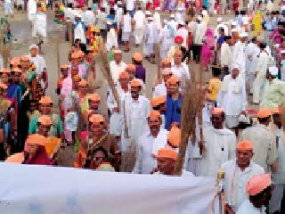 Cleanliness of Bhadravati by Gurudev Bhakta on Pandharpur | भद्रावतीच्या गुरुदेव भक्तांकडून पंढरपुरात स्वच्छता