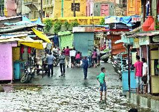 Lords of the river bank | नदीकाठालगत विक्रेत्यांची तारांबळ