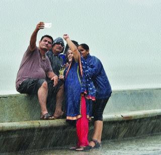 Mumbaikars enjoy looted rains | मुंबईकरांनी लुटला पावसाचा आनंद Mumbaikars enjoy looted rains | मुंबईकरांनी लुटला पावसाचा आनंद