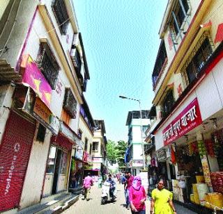 Crowds for the license of professionals after compulsion | सक्तीनंतर व्यावसायिकांची परवान्यासाठी गर्दी Crowds for the license of professionals after compulsion | सक्तीनंतर व्यावसायिकांची परवान्यासाठी गर्दी