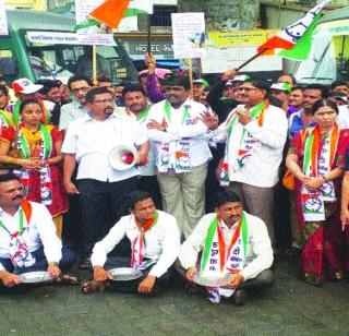 Demand for NCP's vigorous begging against Vasai transport hike | वसई परिवहन दरवाढीविरोधात राष्ट्रवादीचे जोरदार भीक मांगो Demand for NCP's vigorous begging against Vasai transport hike | वसई परिवहन दरवाढीविरोधात राष्ट्रवादीचे जोरदार भीक मांगो
