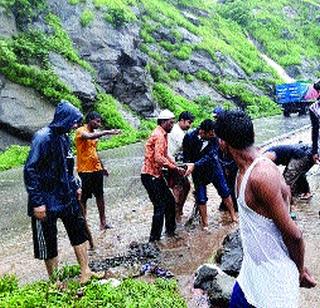 A rift struck by a bypass of Mumbra collapsed | मुंब्रा बायपासवर दरड कोसळली A rift struck by a bypass of Mumbra collapsed | मुंब्रा बायपासवर दरड कोसळली