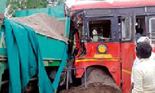 Truck-ST hit, 22 injured | ट्रक-एसटीची धडक,२२ जखमी Truck-ST hit, 22 injured | ट्रक-एसटीची धडक,२२ जखमी
