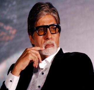 'Bullet' fan in Big B's house, 'Bullet' fan | ‘बिग बी’च्या घरात शिरला ‘बुलेट’ फॅन 'Bullet' fan in Big B's house, 'Bullet' fan | ‘बिग बी’च्या घरात शिरला ‘बुलेट’ फॅन