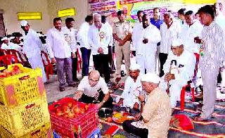 Separate pomegranate auction center to start | स्वतंत्र डाळींब लिलाव केंद्र सुरू Separate pomegranate auction center to start | स्वतंत्र डाळींब लिलाव केंद्र सुरू