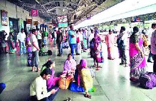 Railway trains delay | रेल्वे गाड्यांना विलंब Railway trains delay | रेल्वे गाड्यांना विलंब