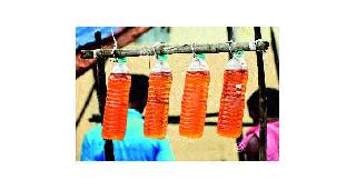 In the Bottle Petrol type | बाटलीत पेट्रोल देण्याचा प्रकार सुरूच In the Bottle Petrol type | बाटलीत पेट्रोल देण्याचा प्रकार सुरूच