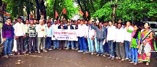 Employees' demonstrations in front of Electric House | विद्युत भवनासमोर कर्मचाऱ्यांची निदर्शने Employees' demonstrations in front of Electric House | विद्युत भवनासमोर कर्मचाऱ्यांची निदर्शने