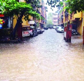 Stormy water in Konkan; | कोकणात मुसळधार, मिनीट्रेनच्या स्थानकात साचले पाणी