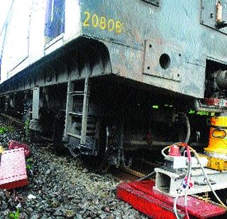 Local wing in Kalyan station collapsed | कल्याण स्थानकात लोकलचा डबा घसरला Local wing in Kalyan station collapsed | कल्याण स्थानकात लोकलचा डबा घसरला