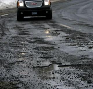 Aggravate the potholes immediately, otherwise the movement | रस्त्यावरील खड्डे तत्काळ बुजवा, अन्यथा आंदोलन