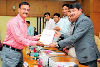 21 officers of revenue, honor staff | महसूलचे २१ अधिकारी, कर्मचारी सन्मानित 21 officers of revenue, honor staff | महसूलचे २१ अधिकारी, कर्मचारी सन्मानित
