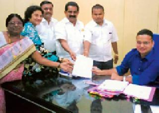 Complaint to District Collector of Municipal Corporation | मनपाच्या भोंगळ कारभाराची जिल्हाधिकाऱ्यांकडे तक्रार Complaint to District Collector of Municipal Corporation | मनपाच्या भोंगळ कारभाराची जिल्हाधिकाऱ्यांकडे तक्रार