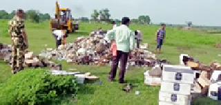 Gadchiroli Police destroyed 22 lakh illegal liquor | गडचिरोली पोलिसांनी केली २२ लाखांची अवैध दारू नष्ट Gadchiroli Police destroyed 22 lakh illegal liquor | गडचिरोली पोलिसांनी केली २२ लाखांची अवैध दारू नष्ट