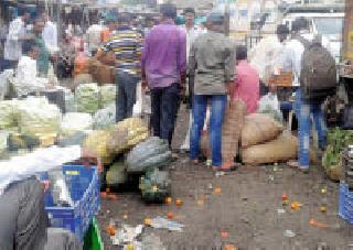 Five percent of the farmers and the hurdles are hidden | शेतकरी व अडत्यांत पाच टक्क्यांची छुपी मांडवली Five percent of the farmers and the hurdles are hidden | शेतकरी व अडत्यांत पाच टक्क्यांची छुपी मांडवली