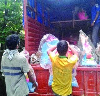 Distress of heavy rain in the distribution of Ganesh idols | गणेशमूर्तींच्या वितरणात मुसळधार पावसाचे विघ्न