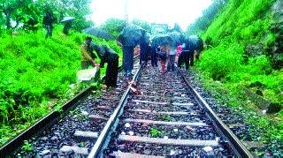 Accidental escapes: Devagiri Express escaped due to alert of railway employees | दुर्घटना टळली : रेल्वे कर्मचाऱ्यांच्या सतर्कतेमुळे देवगिरी एक्स्प्रेस बचावली