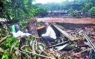 Eight slams were carried out in the dry land | कसबे सुकेणेत आठ झोपड्या वाहून गेल्या