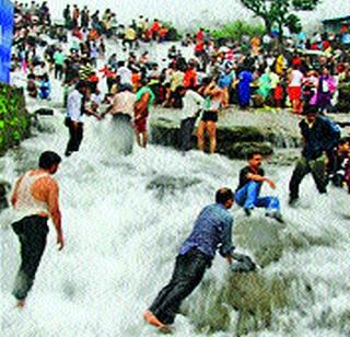 Tourists' dehumode due to junket | हुल्लडबाजांमुळे पर्यटकांचा हिरमोड Tourists' dehumode due to junket | हुल्लडबाजांमुळे पर्यटकांचा हिरमोड