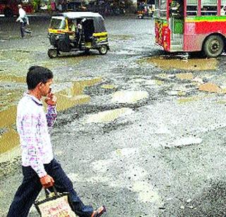 Traffic collision due to potholes | खड्ड्यांमुळे वाहतूक कोंडी Traffic collision due to potholes | खड्ड्यांमुळे वाहतूक कोंडी