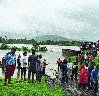 The bodies of the three lost bodies were found | वाहून गेलेल्या तिघांचे मृतदेह सापडले The bodies of the three lost bodies were found | वाहून गेलेल्या तिघांचे मृतदेह सापडले