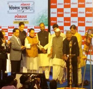 Start of the recognition of dignitaries for Lokmat Vidyamandal Award ceremony | लोकमत विधीमंडळ पुरस्कार सोहळ्यासाठी मान्यवरांच्या आगमनास सुरुवात