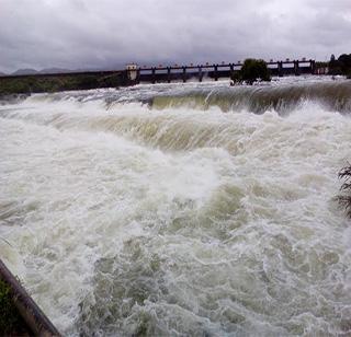 Pune - River water on river Sinhagad road | पुणे - सिंहगड रस्त्यावरील नदीजवळील सोसायट्यांमध्ये पुराचे पाणी