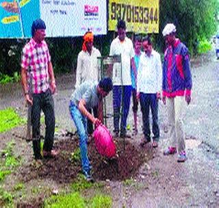 Plant begins to plant a tree guard for trees! | पालिकेतर्फे वृक्षांना ट्री गार्ड लावणे सुरू!