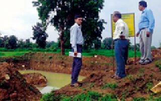 Water tanks do not even fill the fields, bunds of water | जलयुक्त शिवाराने शेततळे, बंधारे तुडुंब भरलेच नाही