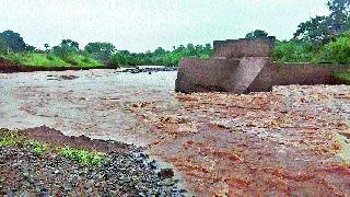 The rivers of Malegaon area started flowing over | मालेगाव परिसरातील नद्या दुथडी भरून वाहू लागल्या