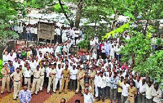 Traders strike with chairmen | सभापतींसह व्यापाऱ्यांना मारहाण