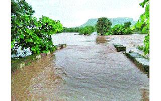 Paddy cultivation in the eastern part of Igatpuri | इगतपुरीच्या पूर्व भागात भातशेती पाण्यात