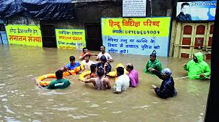 Police in the flood waters .. | पोलीस पुराच्या पाण्यात..