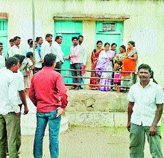 Villagers blocked the school of Holly | होळ शाळेला ग्रामस्थांनी ठोकले टाळे