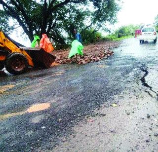 The highways of the Kashidhi Ghat collapsed | कशेडी घाटातील महामार्ग खचला