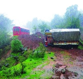 Traffic jam in the Varhad Ghat due to the collapse of the rift | दरड कोसळल्याने वरंध घाटातील वाहतूक ठप्प