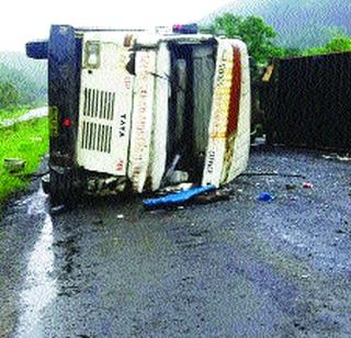 Container flip on Mumbai-Goa highway; Both injured | मुंबई-गोवा महामार्गावर कंटेनर पलटी; दोघे जखमी