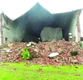 The Corporation's Grain Warehouse collapsed | महामंडळाचे धान्य गोदाम कोसळले