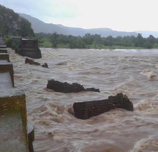 In Savitri, the search started in the river, the magnet stuffed | सावित्री नदीत शोधकार्य सुरु, चुंबकाला चिकटली वस्तू