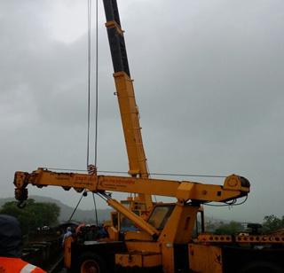 Mahad Accident - Use this 'crane' in magnets search operation | महाड दुर्घटना - मॅग्नेट सर्च ऑपरेशन मध्ये 'या' क्रेनचा वापर