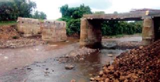 The 60 lakh bridge was in progress | ६० लाखांच्या पुलाची लागली वाट The 60 lakh bridge was in progress | ६० लाखांच्या पुलाची लागली वाट