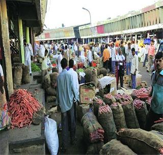 Khamgaon's vegetable market 'lost' | खामगाव येथील भाजीबाजारात शासनाच्या आदेशाला ‘खो’