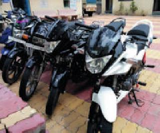 18 motorcycle theft from Parvati Auto | पार्वती आॅटोमधून १८ मोटरसायकलींची चोरी