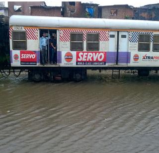Central Railway jam due to torrential rains | मुसळधार पावसामुळे मध्य रेल्वे ठप्प Central Railway jam due to torrential rains | मुसळधार पावसामुळे मध्य रेल्वे ठप्प