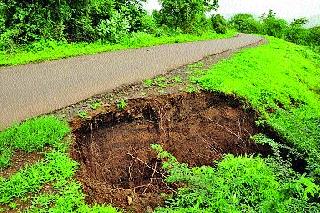 A break in the road of Visapur road | विसापूर रस्त्याला भगदाड